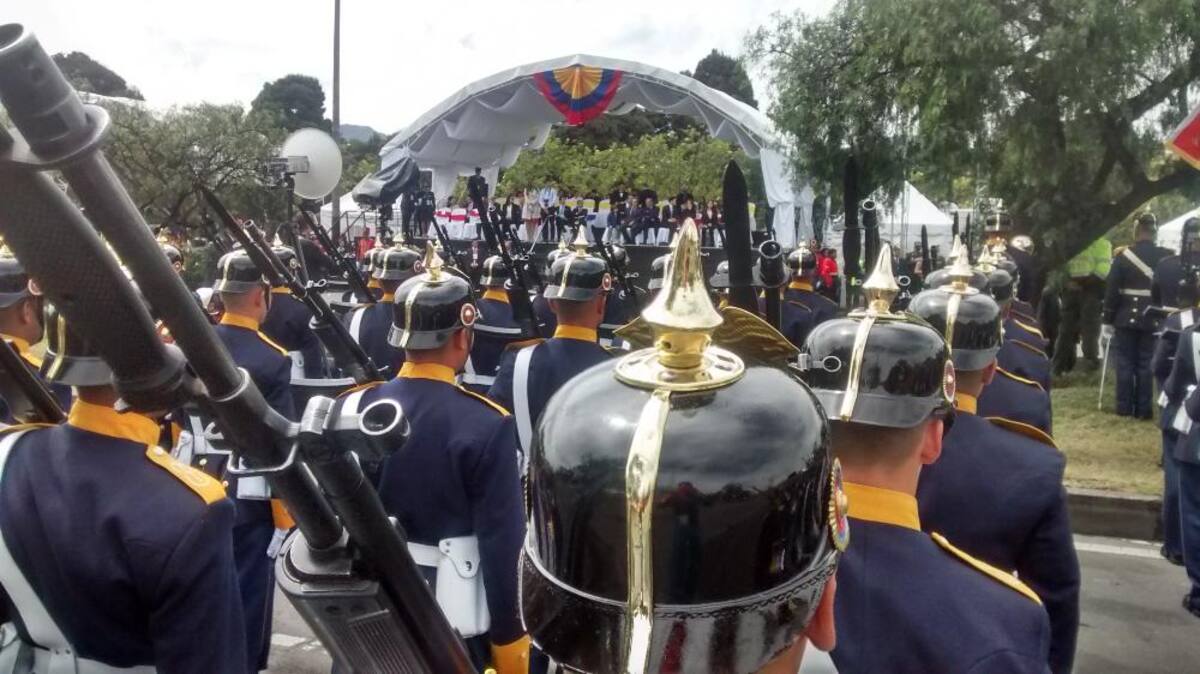 Miles de personas en todo el país se movilizan para observar los desfiles del 20 de julio.