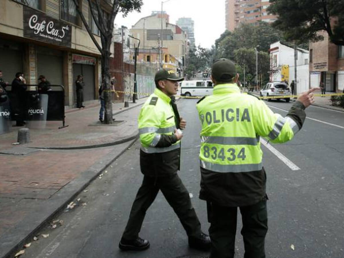 En un acto de heroísmo dos policías rescataron un perro