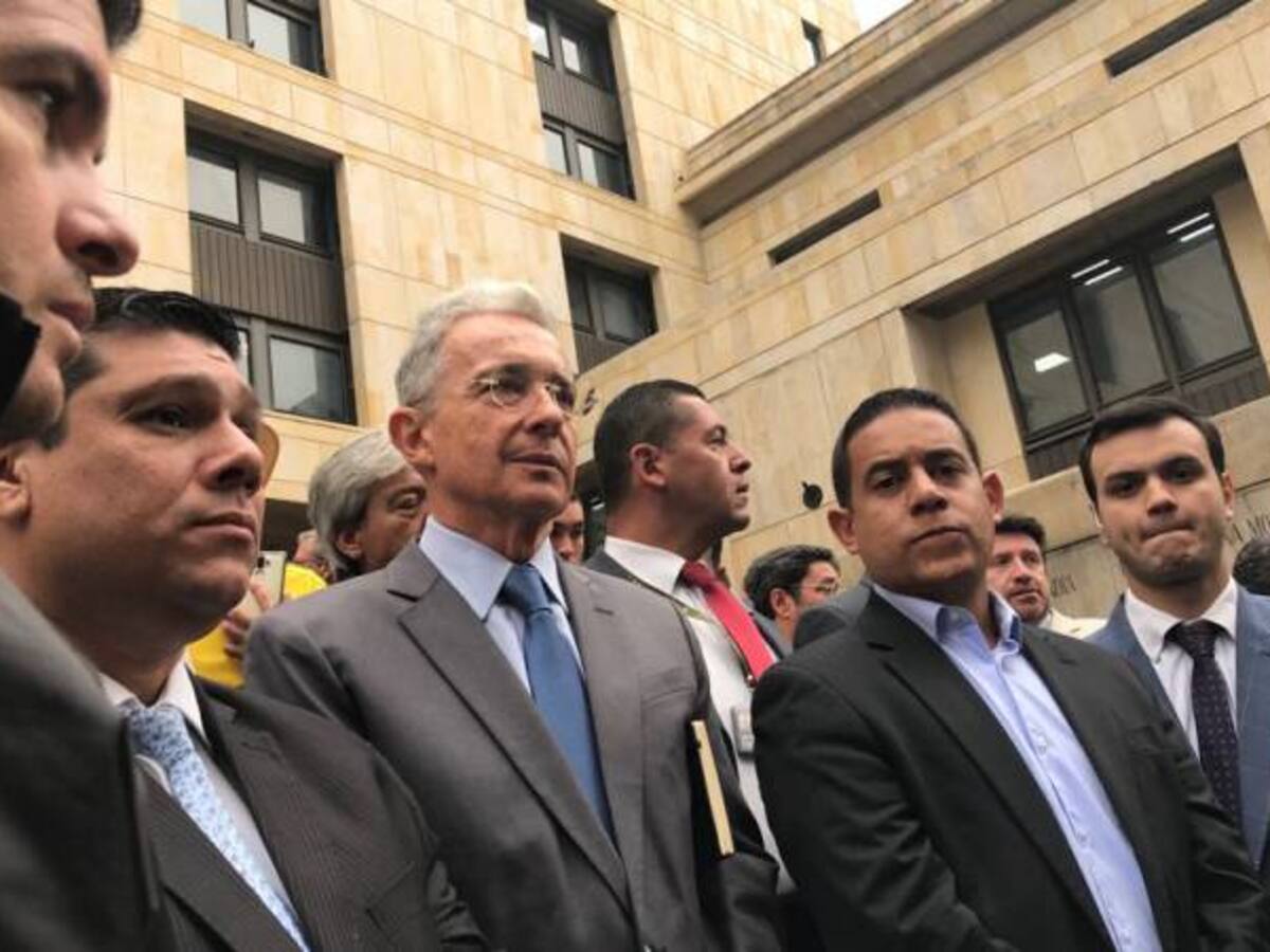Uribe llega a la Corte Suprema a responder por "manipulación de testigos"