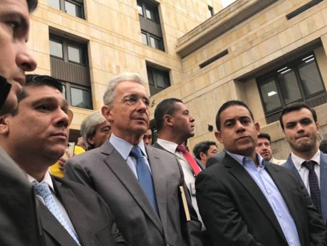 Uribe llega a la Corte Suprema a responder por &quot;manipulación de testigos&quot;