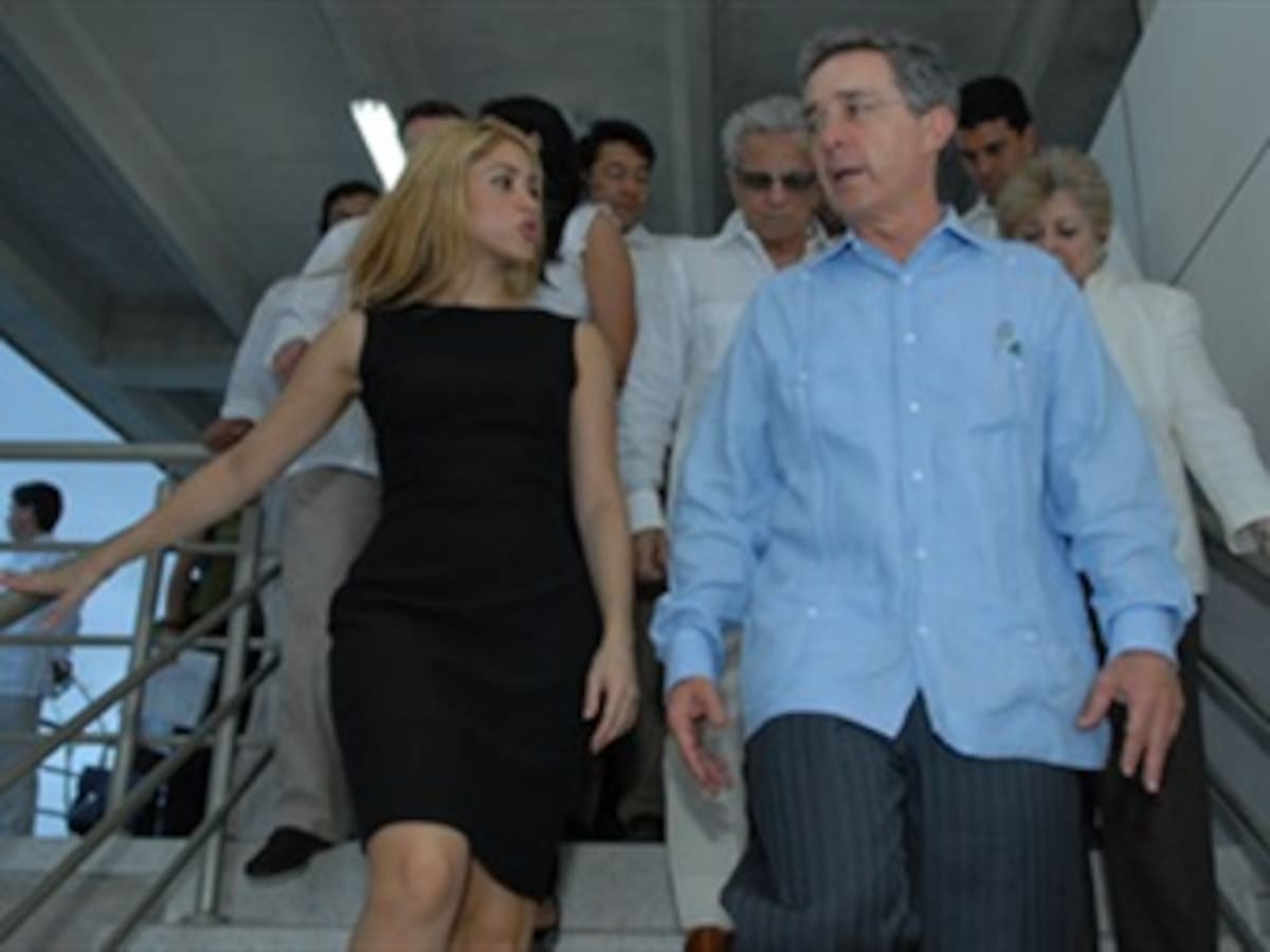 Uribe agradece a Shakira su aporte a la educación, en la inauguración de Pies Descalzos