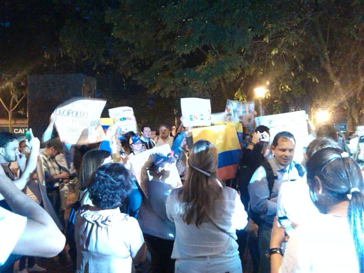 Decenas de venezolanos y colombianos que los apoyaban se manifestaron con pancartas en contra del Gobierno de Nicolás Maduro.