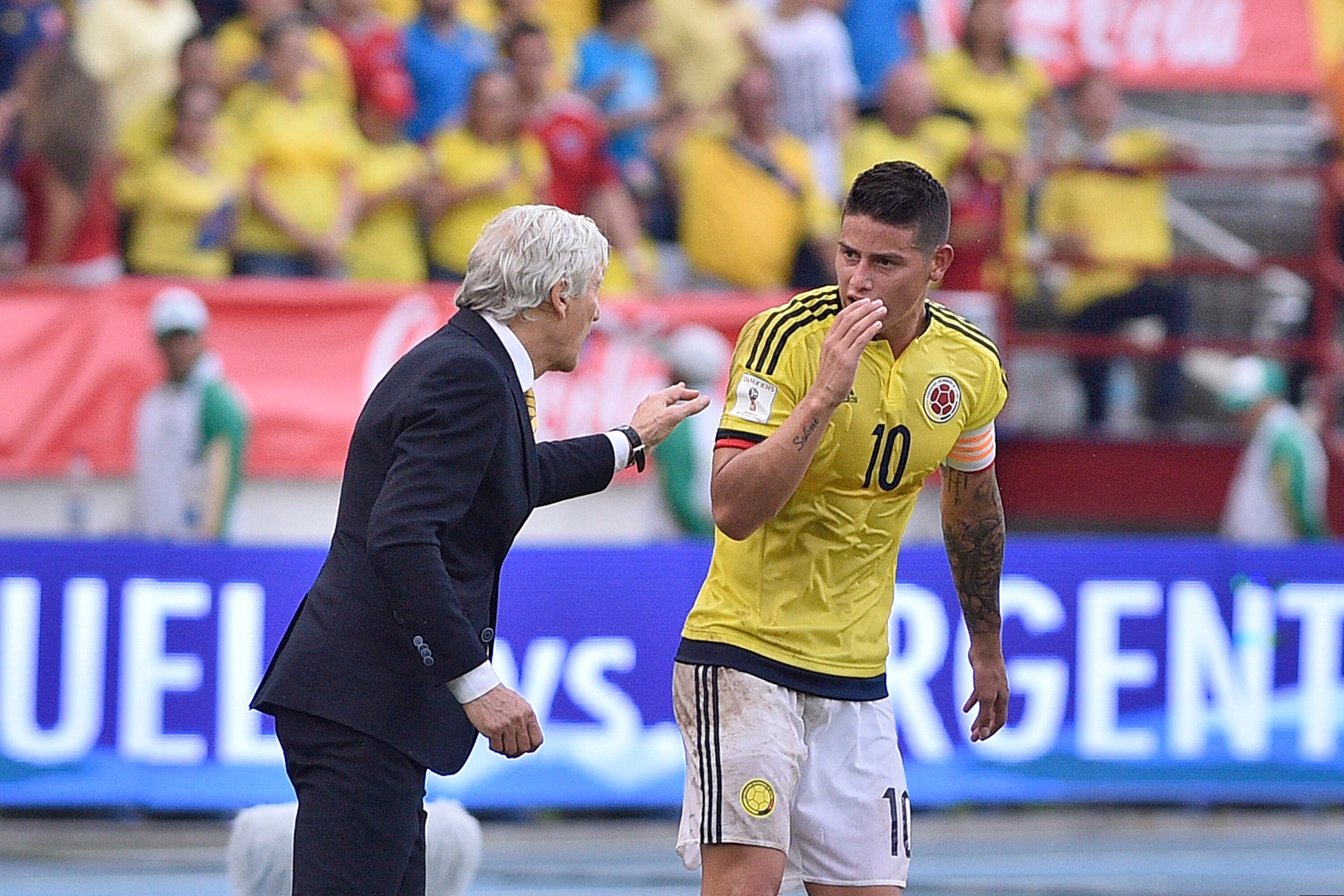 José Pékerman dialoga con James Rodríguez en la Selección Colombia. (Photo by Gal Schweizer/LatinContent via Getty Images)