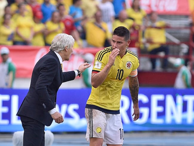 José Pékerman dialoga con James Rodríguez en la Selección Colombia. (Photo by Gal Schweizer/LatinContent via Getty Images)