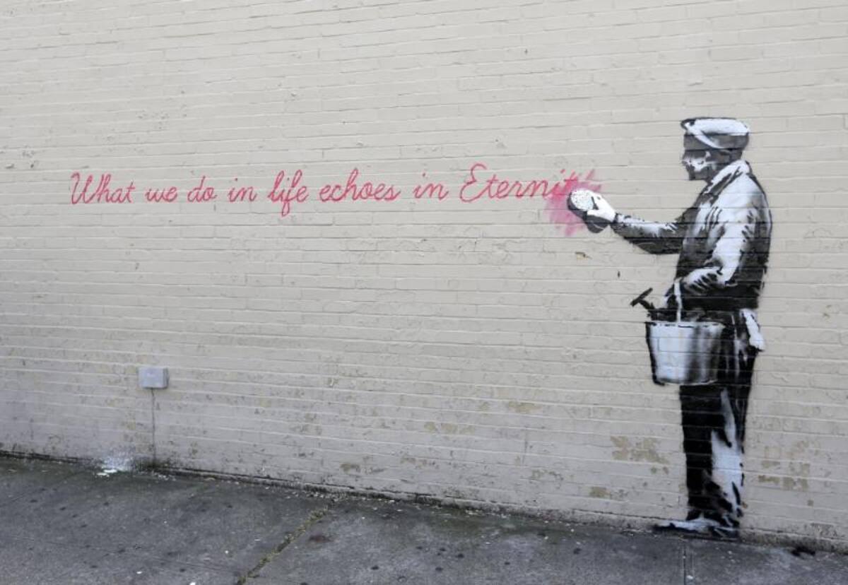 Vista de un graffiti del artista callejero británico "Bansky", en Queens, Nueva York, Estados Unidos.