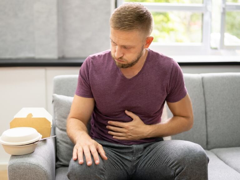 Imagen de referencia de persona sintiendo acidez estomacal y el reflujo // Getty Images