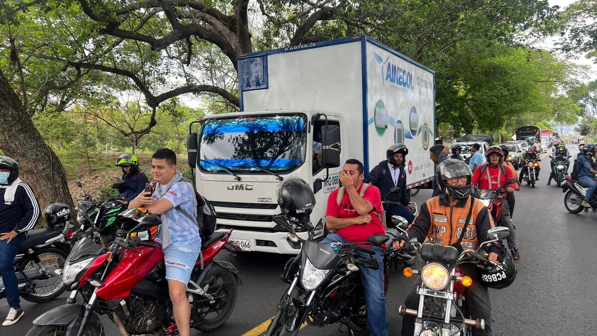 Volqueteros y paleros artesanales bloquean la vía Neiva-Sur del Huila