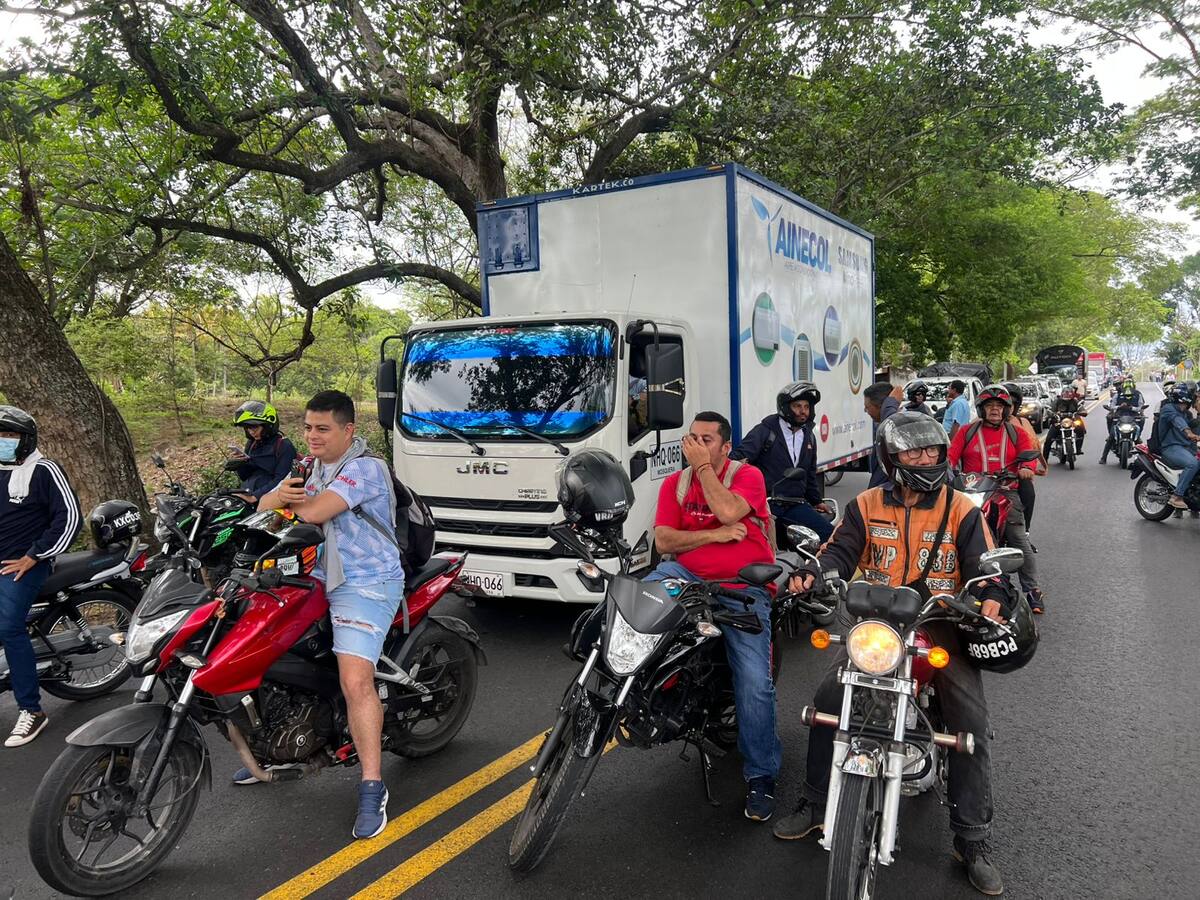 Volqueteros y paleros artesanales bloquean la vía Neiva-Sur del Huila