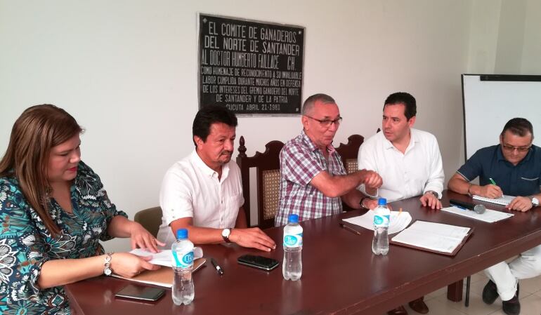 Firma del convenio entre el gerente de frontera Felipe Muñoz y el presidente de Coganor para la entrega de subsidios a los ganaderos 