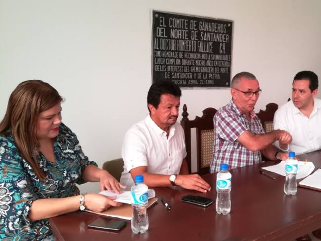 Firma del convenio entre el gerente de frontera Felipe Muñoz y el presidente de Coganor para la entrega de subsidios a los ganaderos 