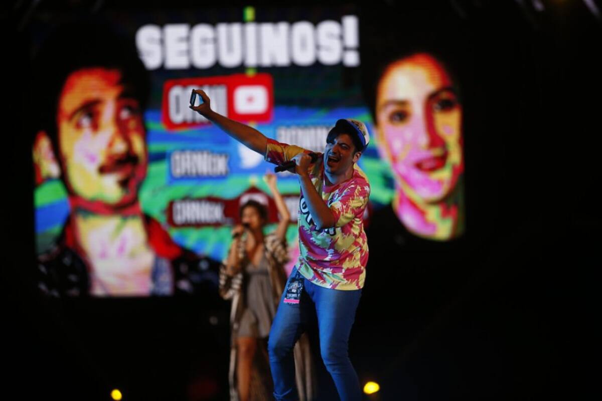 Jaramillo obtiene un dólar por cada mil "visitas monetizadas", es decir, no percibe remuneración por cada una de las reproducciones de sus clips, sino solo por aquellas en las que Google, propietaria de YouTube, inserta un anuncio.