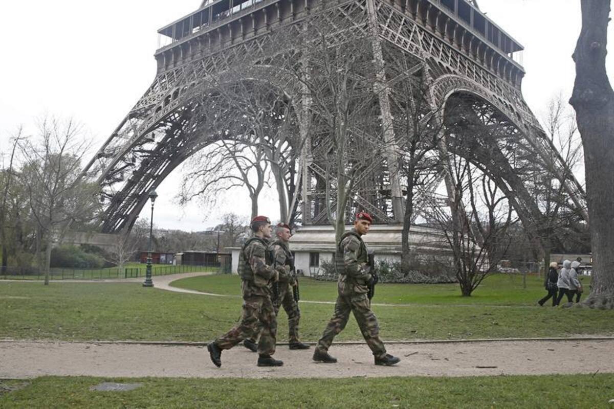 Monumentos como la Torre Eiffel son fuertemente custodiados. Los uniformados patrullan todas las ciudades luego de que Al Qaeda en Yemen amenazara con más ataques como el de París contra "infieles" a Mahoma. Foto: Efe