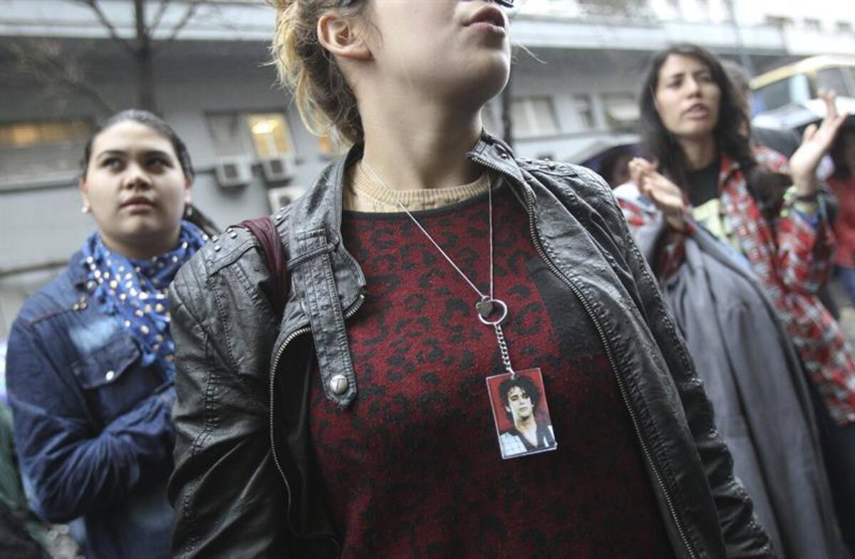 Los seguidores del exvocalista de Soda Stereo se unieron en una sola voz para rendir tributo al artista en sus exequias. Foto: Efe