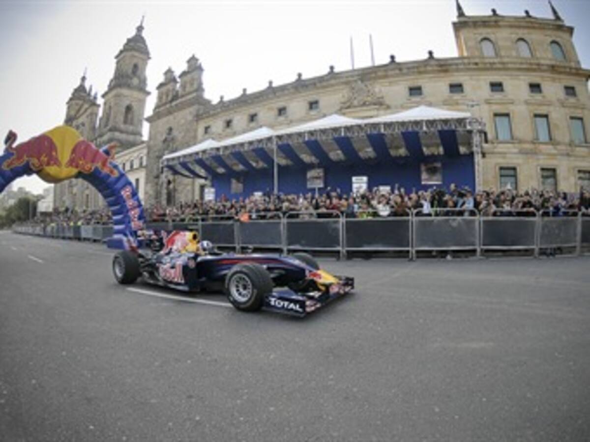 Bogotanos vibran con pericias de David Coulthard en un Fórmula Uno