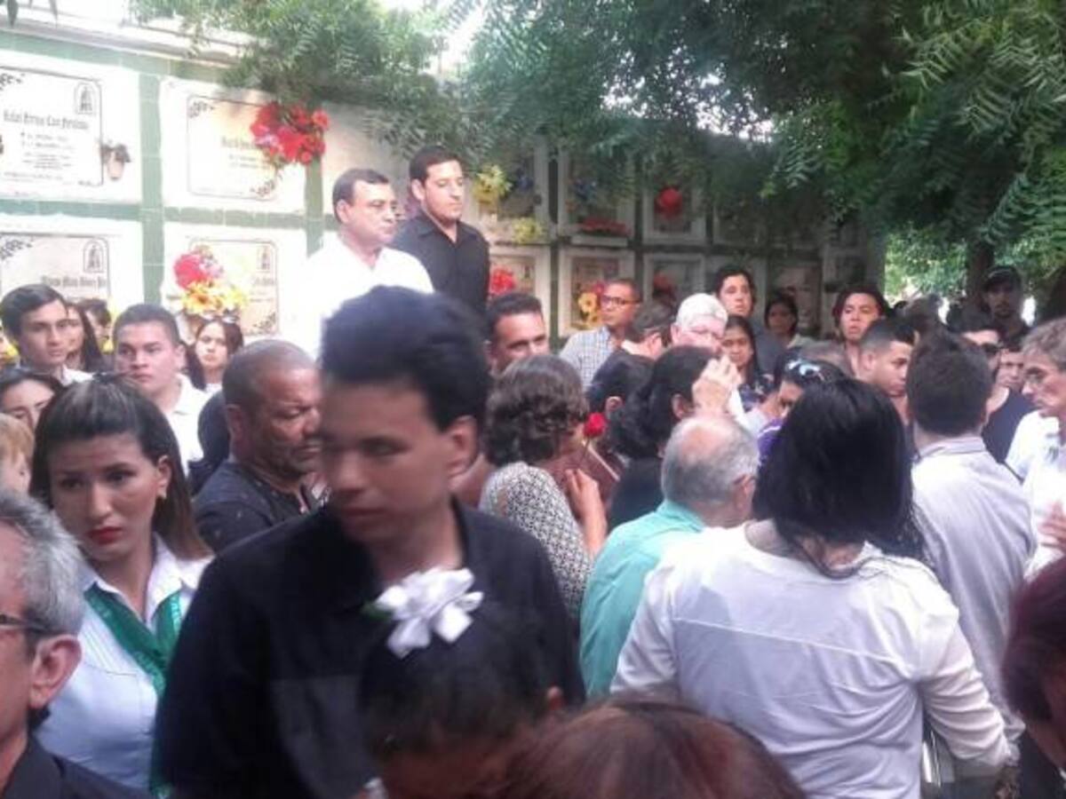 En medio del desconsuelo fue sepultado el camarógrafo Ángello Alzamora