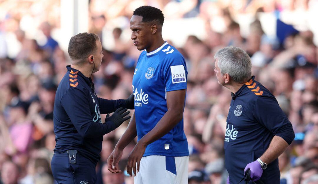 Yerry Mina salió lesionado con el Everton
