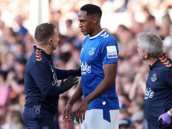 Yerry Mina salió lesionado con el Everton