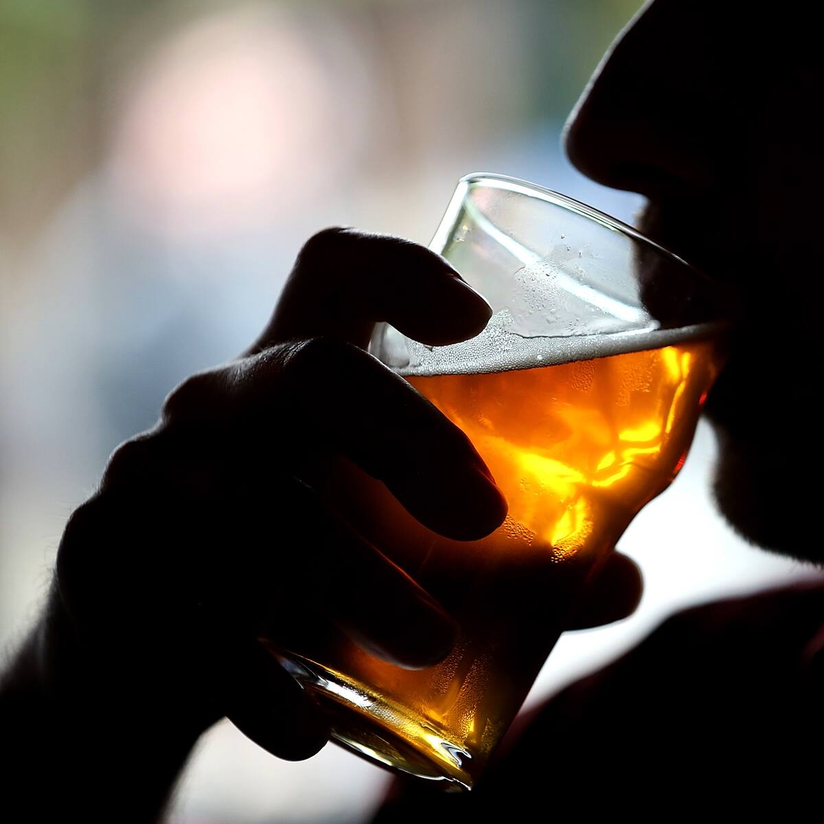 Consumo de alcohol puede aumentar riesgo de desarrollar 60 enfermedades, según estudio