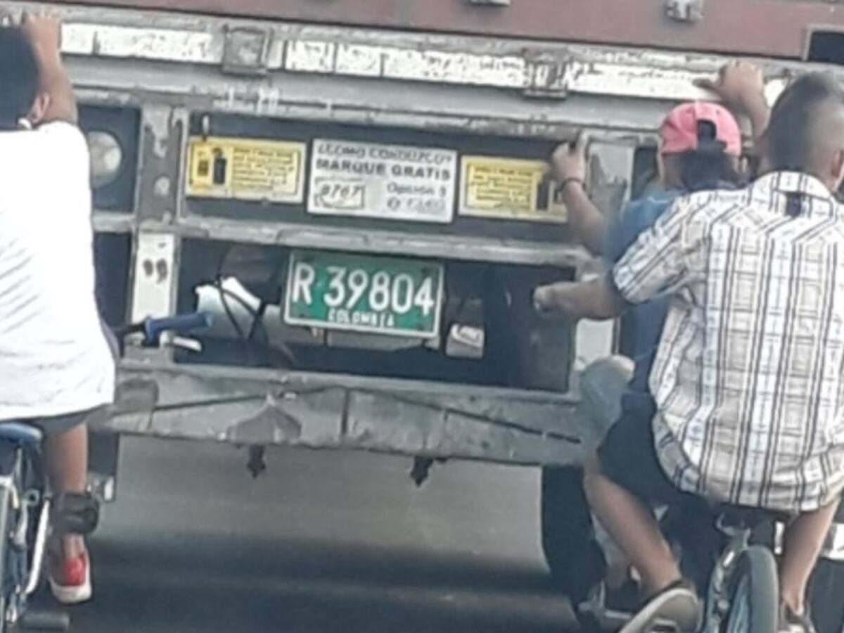 VIDEO: No escarmientan; ciclistas siguen colgados a camiones