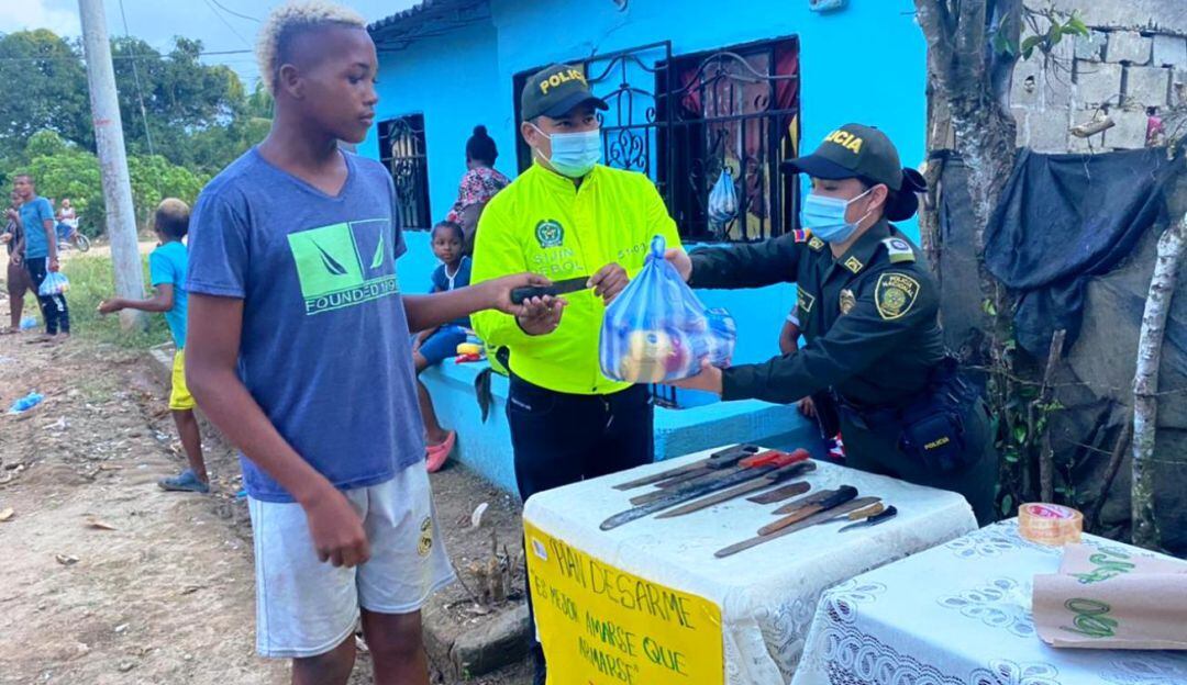 La policía regaló 150 mercados a cambio de la entrega voluntaria de armas blancas y de fuego