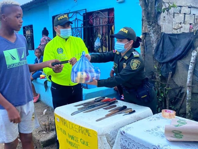 La policía regaló 150 mercados a cambio de la entrega voluntaria de armas blancas y de fuego