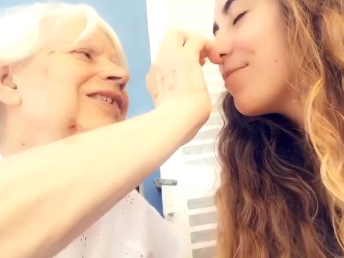 Emocionante vídeo de una joven con su abuela enferma de Alzheimer