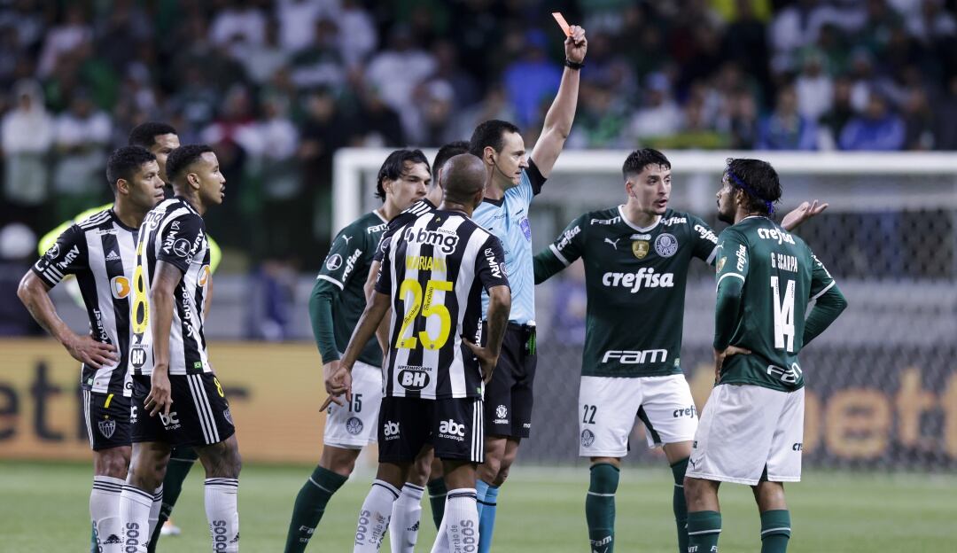 Wilmar Roldán muestra la cartulina roja a Gustavo Scarpa en Palmeiras.