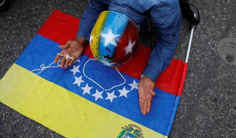 Venezolano orando