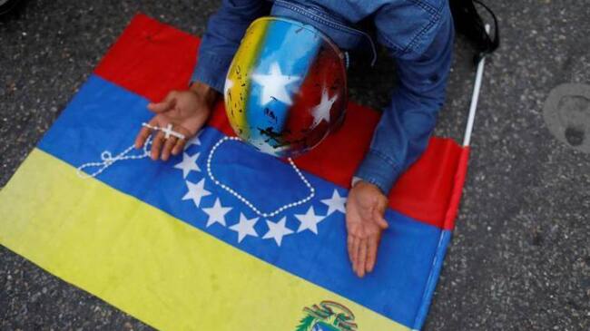 Venezolano orando