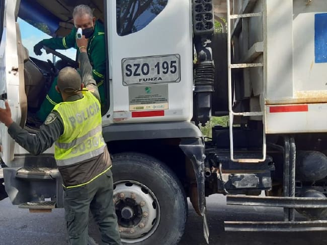 Policía realiza controles con termómetro digital en Bolívar