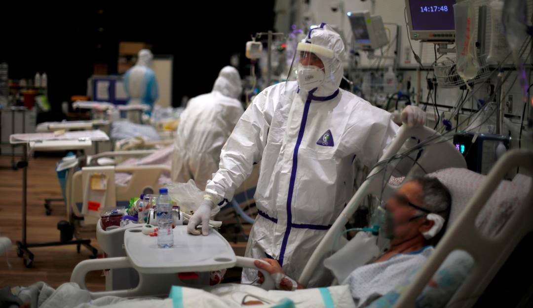 Atención de pacientes contagiados con coronavirus en Israel.    Foto: Getty 