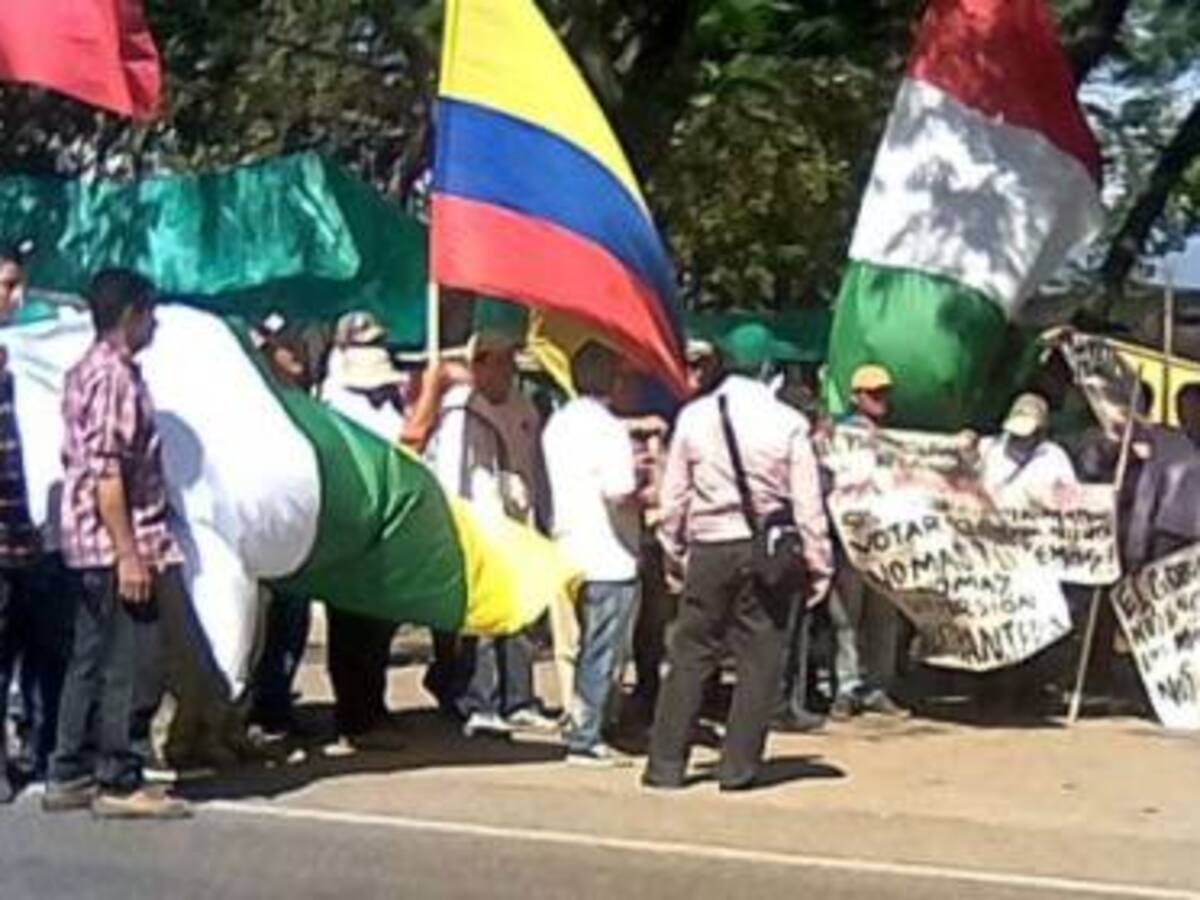 Con algunos bloqueos de vías se cumple la protesta campesina en Colombia