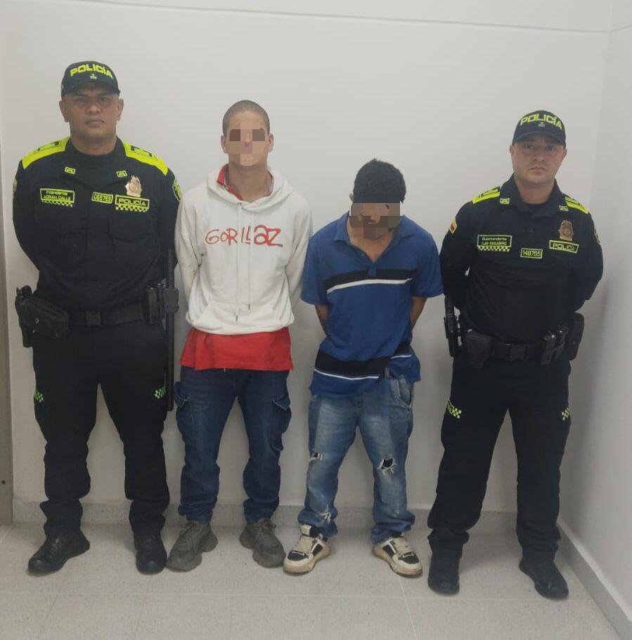 Capturados por agredir a un subintendente de la Policía en el Metro de Medellín. Foto: Secretaría de Seguridad.