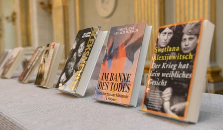 Voces de Chernóbil es el único libro de la nueva Nobel de Literatura, la bielorrusa Svetlana Alexievich que llegó a Colombia.