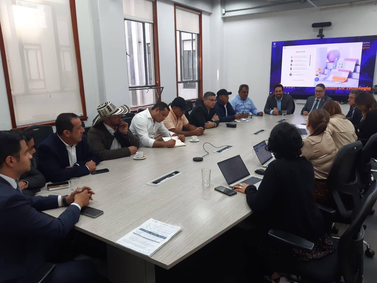 Alcaldes del Magdalena reunidos con Ministros y funcionarios del Gobierno Nacional . Alcaldía de Aracataca