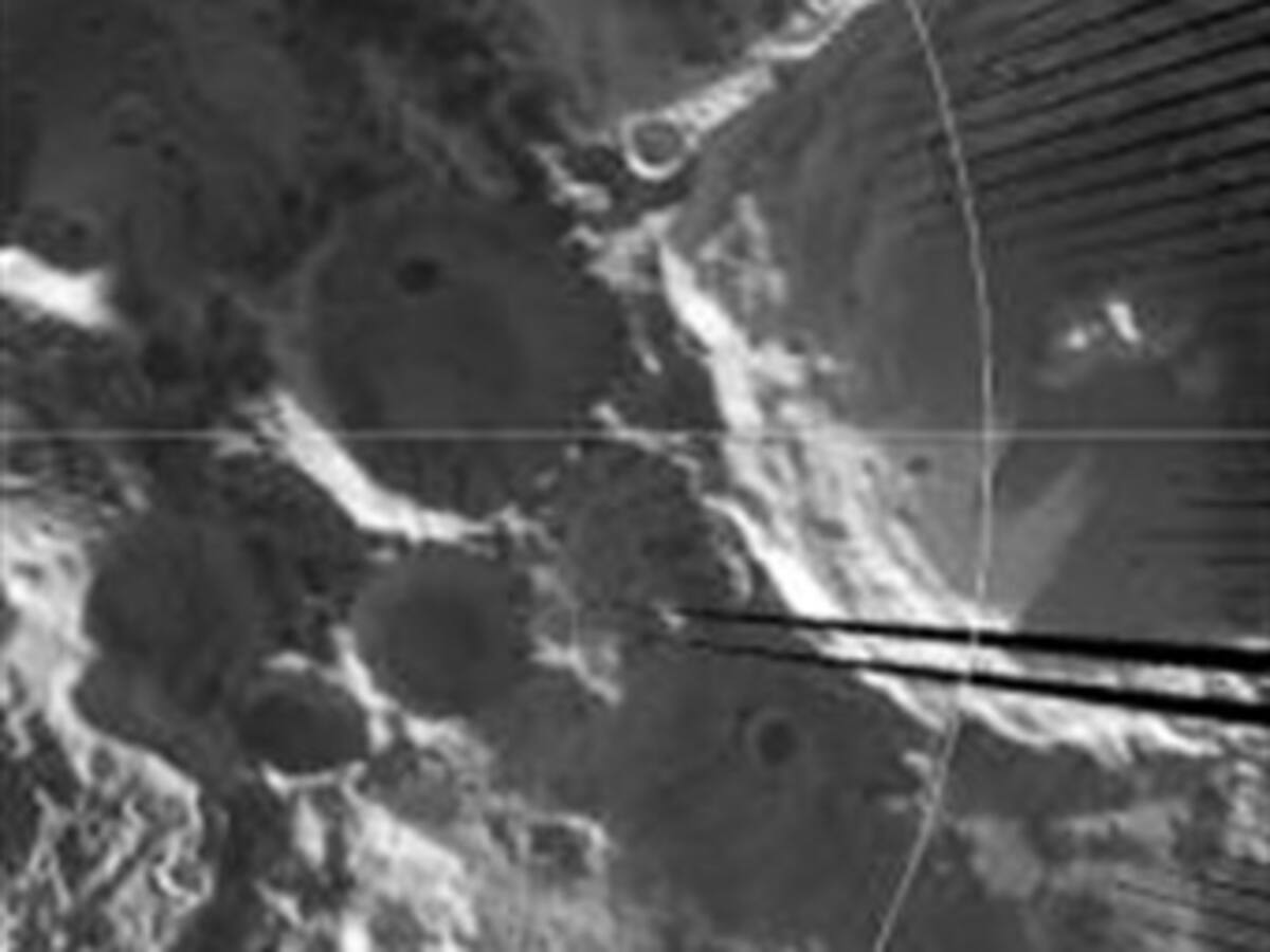 La Nasa descubre agua congelada en la Luna