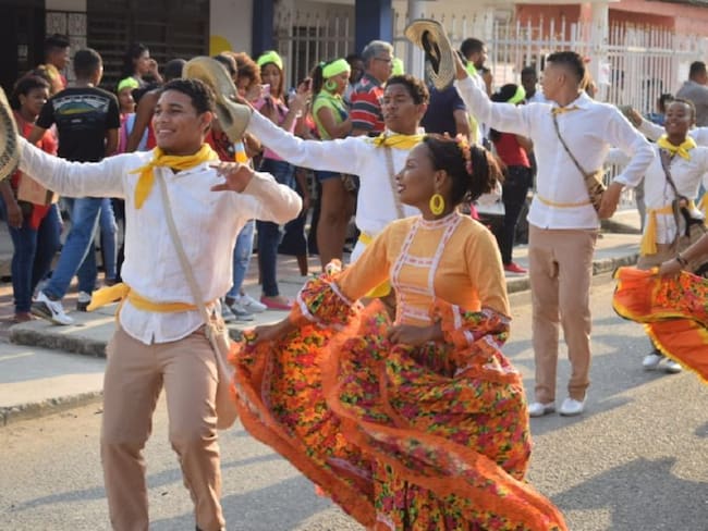 Con desfile de comparsas, inician las fiestas de Arjona, Bolívar