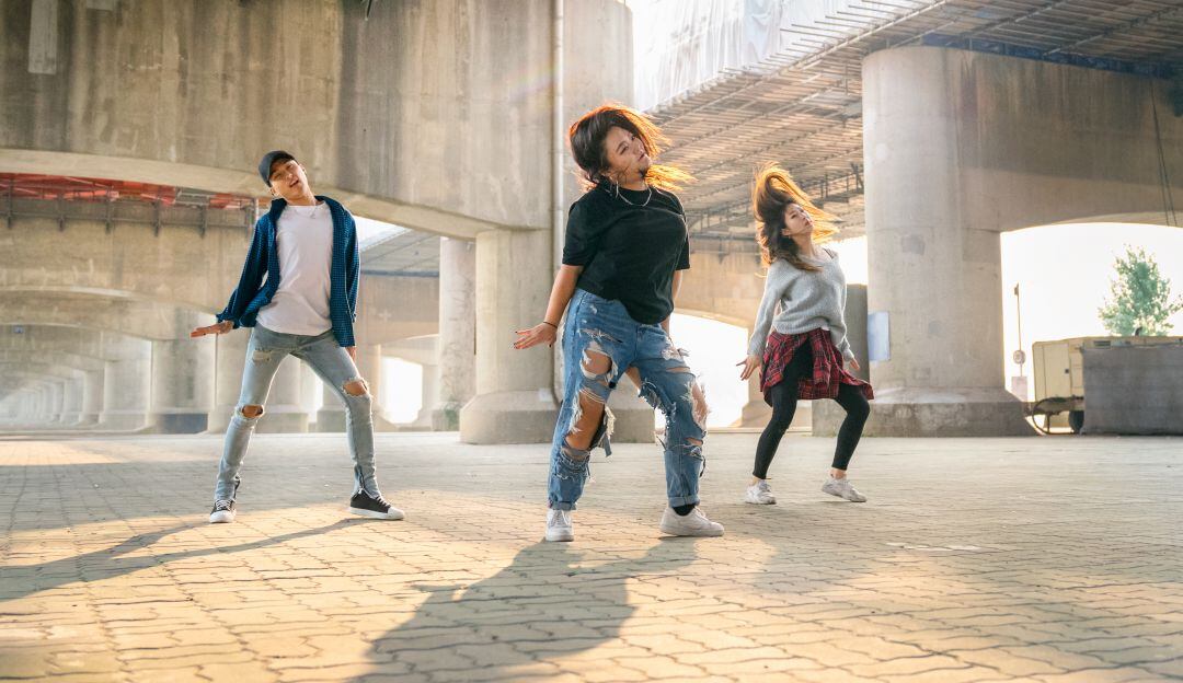 Piden bloquear cuentas de los 'Kpoppers', amantes del K-pop, en Colombia por sabotear tendencias uribistas.