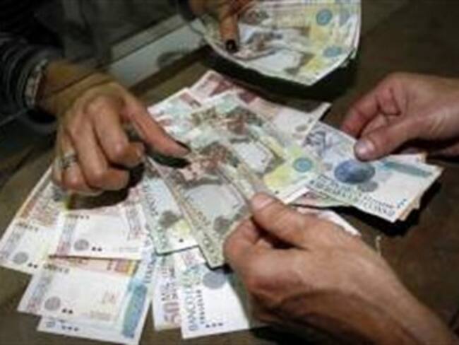 Capturan a dos hombres con un maletín lleno de billetes falsos