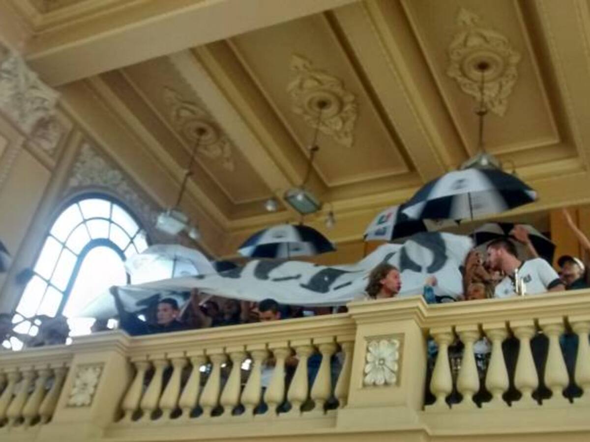 La barra Holocausto celebró la institucionalización del Día del Honor Caldense