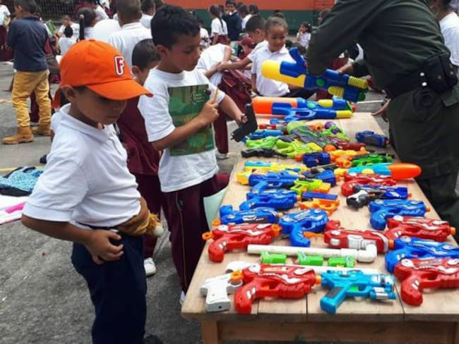 Policía recolecta juguetes bélicos en el Tolima