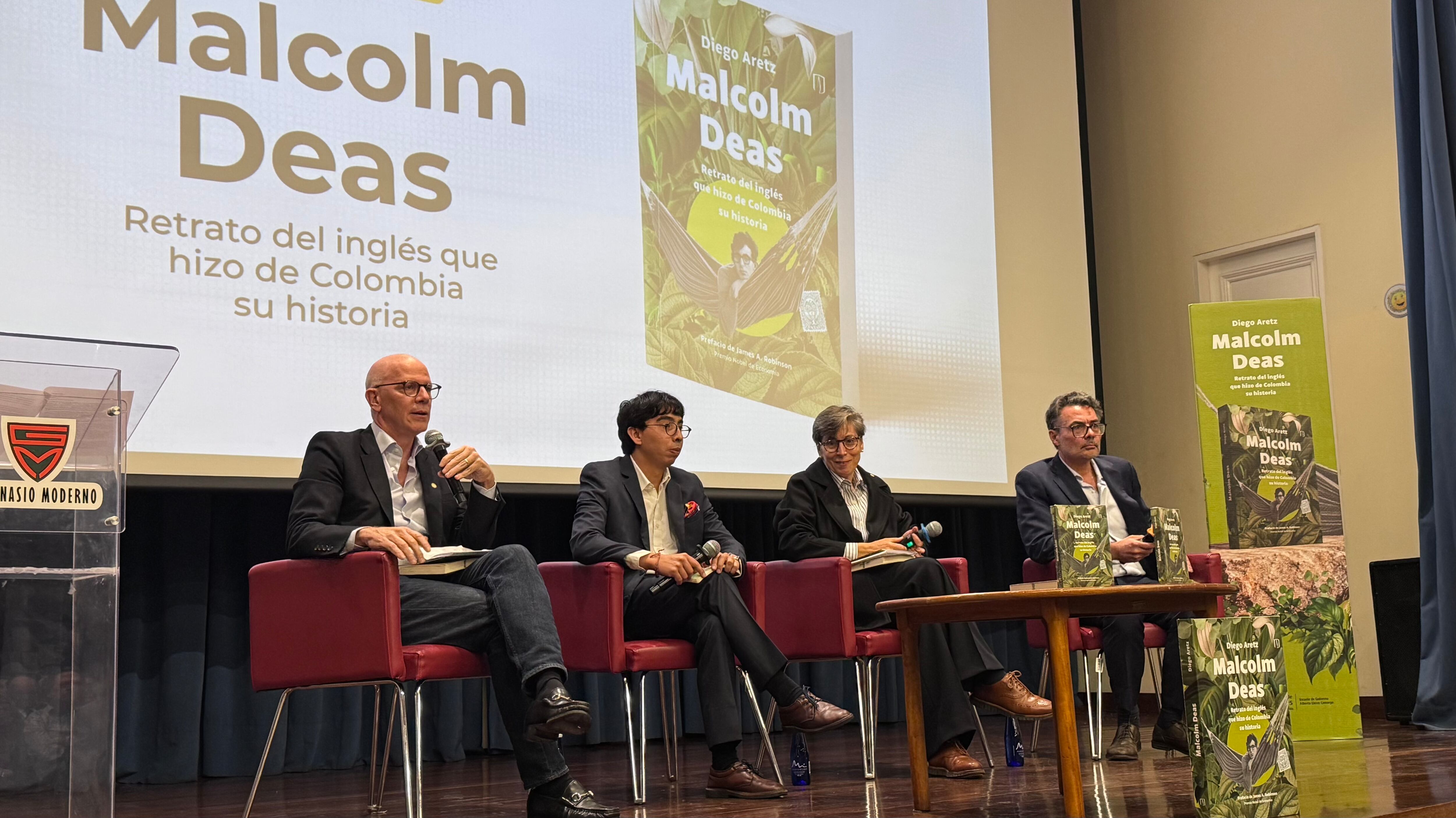 Alejandro Santos, director de Contenidos de Prisa Media; Diego Aretz, autor del libro; "Paca" Zuleta, analista política y Alejandro Gaviria, economista y economista y ex ministro de Educación. | Foto: Caracol Radio - Juan Camilo Paiba