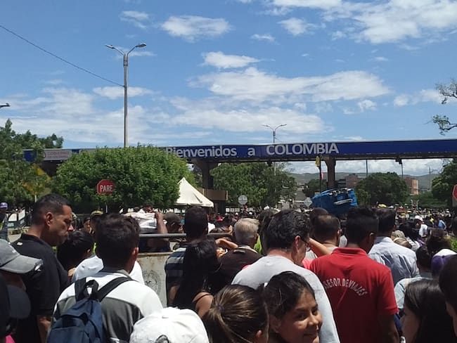 Interminables filas luego de la apertura peatonal de la frontera