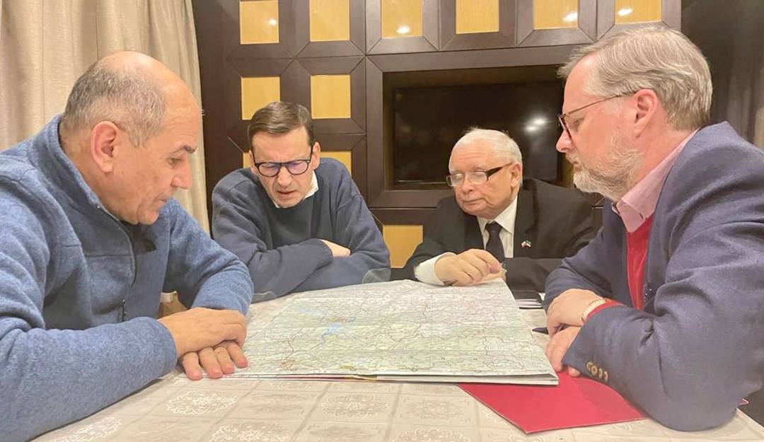 De izquierda a derecha: Janez Janša (Primer Ministro esloveno), Mateusz Morawiecki (Primer Ministro polaco) Jaroslaw Kaczynski (viceprimer ministro polaco) y Petr Fiala (Primer Ministro checo) en camino a Kiev, Ucrania.                 Foto: Twitter @MorawieckiM