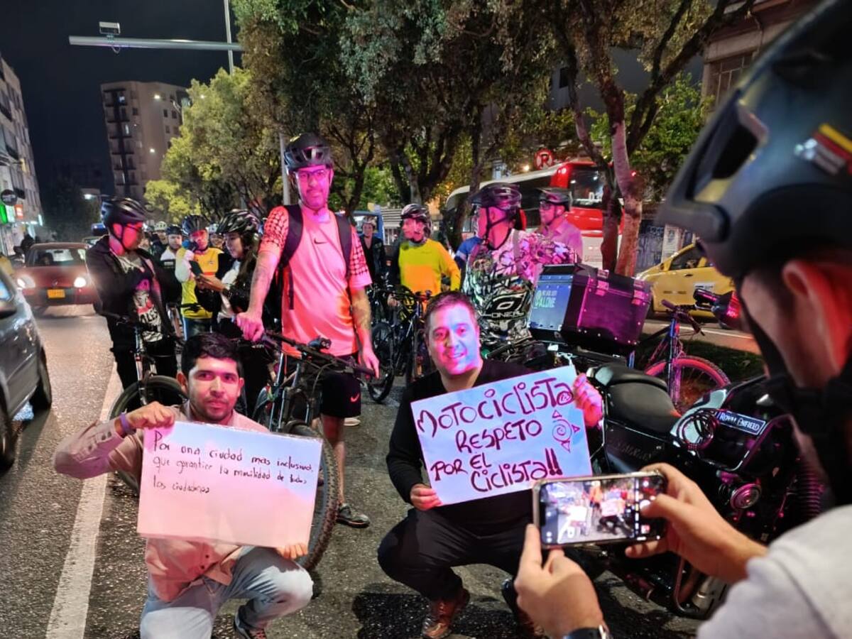 Los biciusuarios recorren la av. Santander en Manizales pidiendo mejoras en la ciclobanda