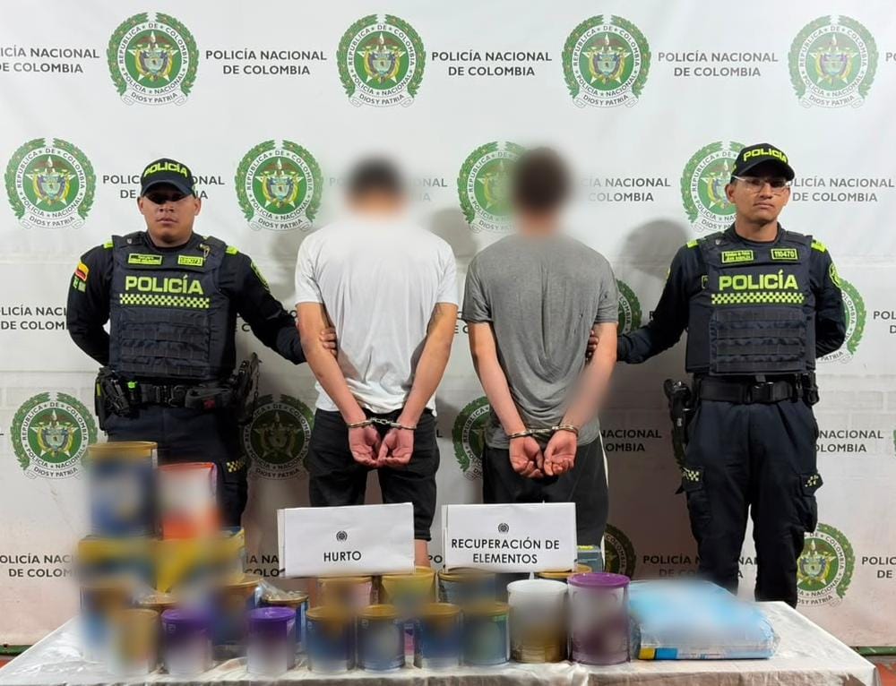 Atraparon a delincuentes de 19 años que segundos antes habían robado una droguería en Bogotá. Foto: MEBOG.