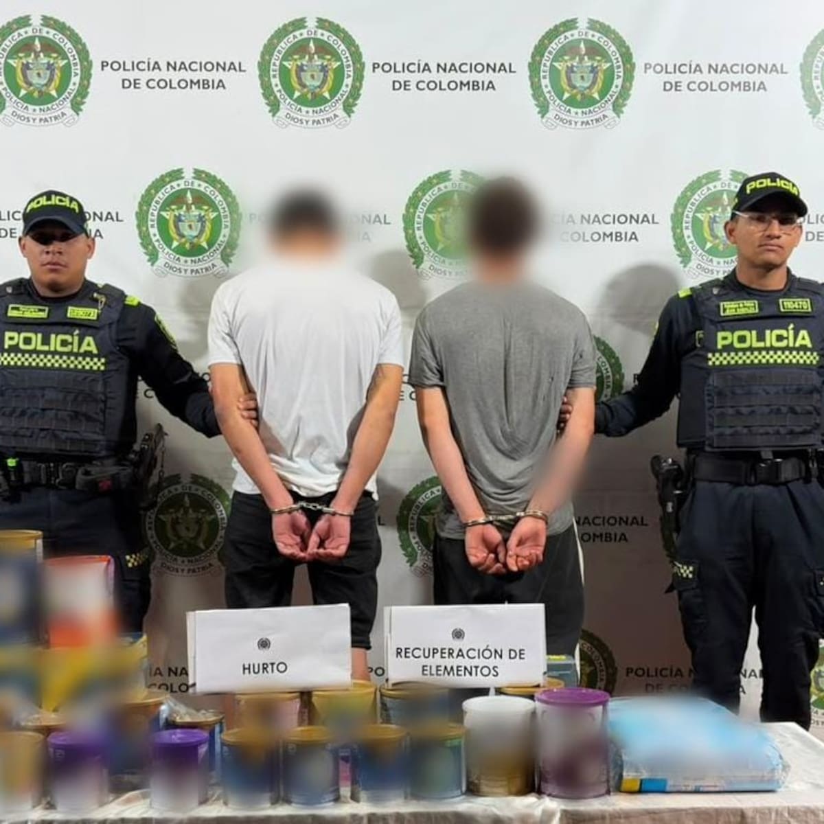 Atraparon a delincuentes de 19 años que segundos antes habían robado una droguería en Bogotá