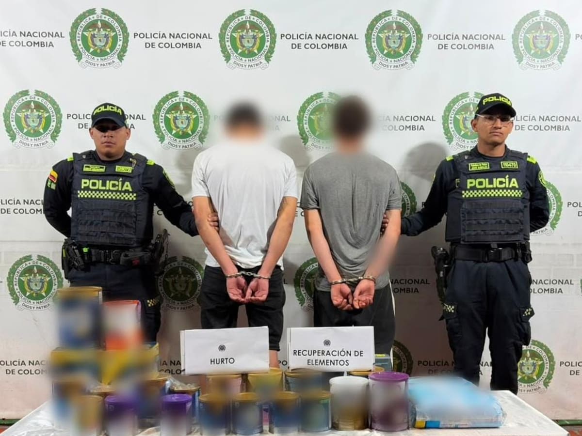Atraparon a delincuentes de 19 años que segundos antes habían robado una droguería en Bogotá