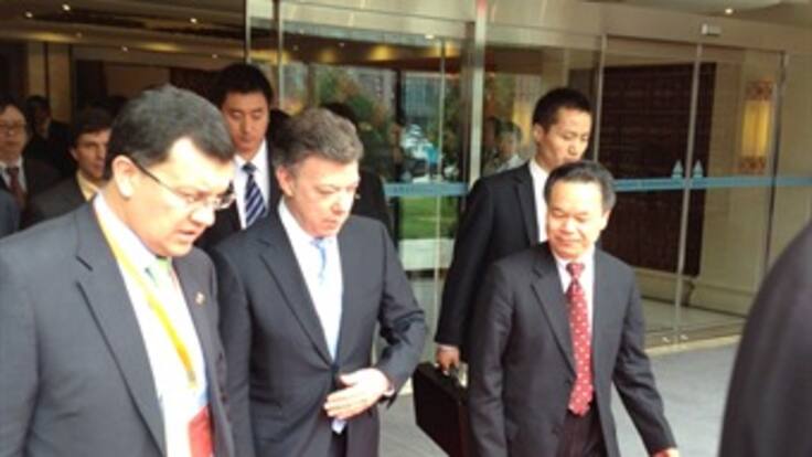 Colombia y China firman acuerdos para impulsar TLC, construir oleoducto y recuperar río Magdalena