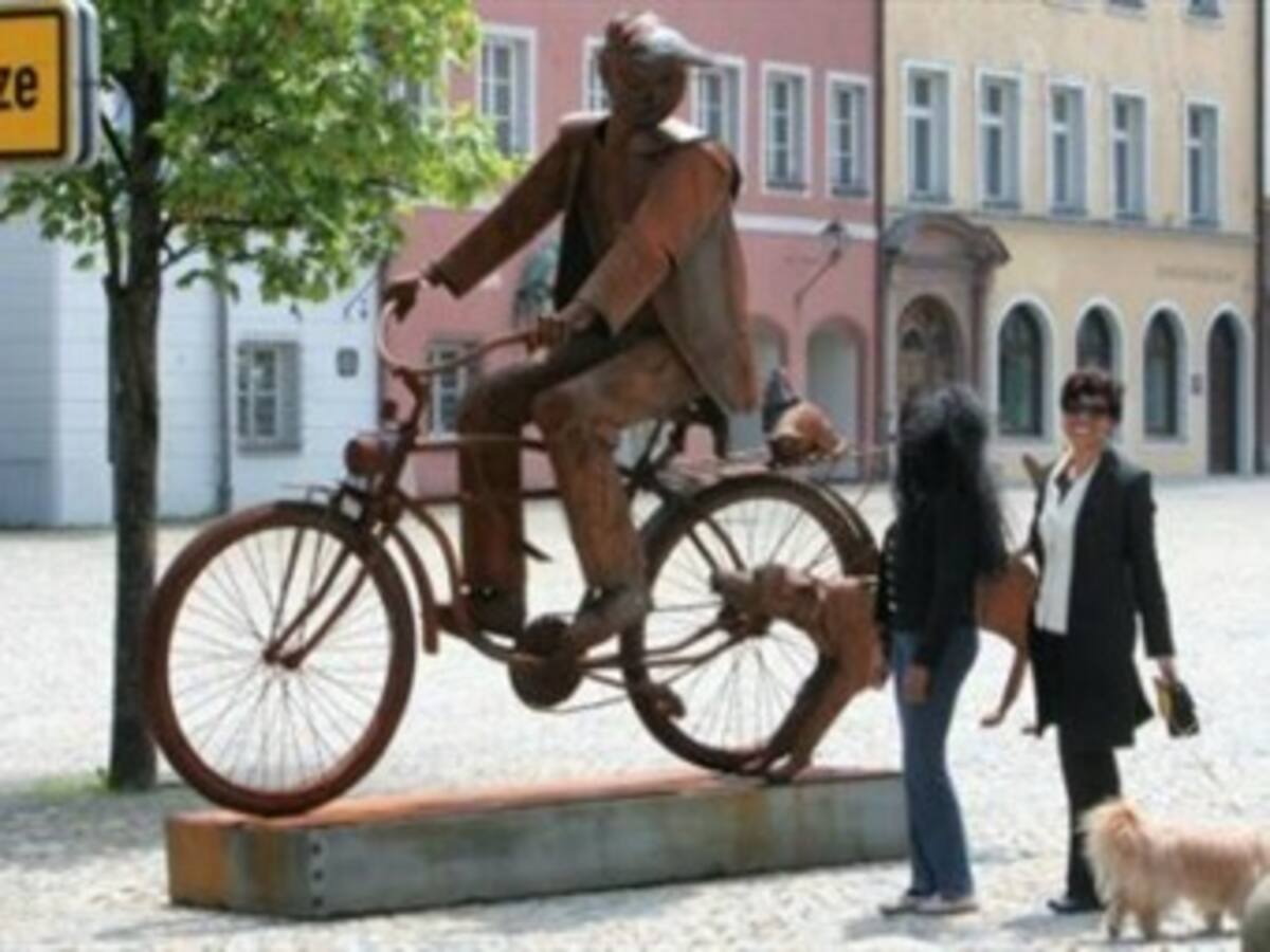 El colombiano Edgardo Carmona coloca sus esculturas a orillas del Sena